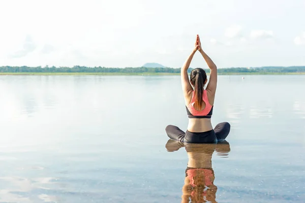 Yoga Frauen Üben Und Posieren Für Ein Gesundes Leben Junge — Stockfoto