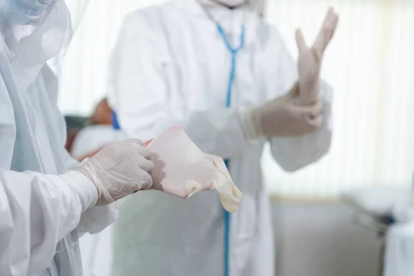 Artsen Zetten Beschermende Handschoenen Pak Masker Voor Patiënt Behandeling Het — Stockfoto