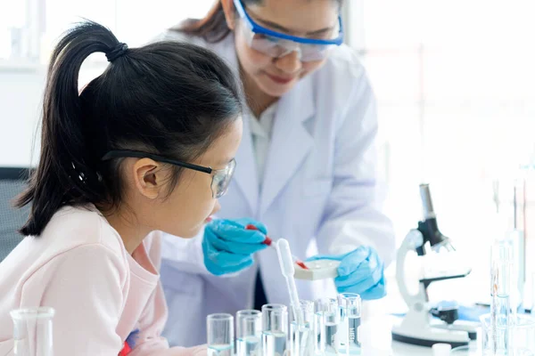 Ασιατικά Παιδιά Αναλύουν Μελέτη Αξιολόγησης Μικροσκοπίου Επιστήμονα Ερευνητές Υγείας Που — Φωτογραφία Αρχείου