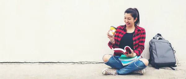 アジアの若い女性は教育のために屋外自然公園で本を読んでコーヒーを飲む 教育概念 バナーのコピースペース — ストック写真