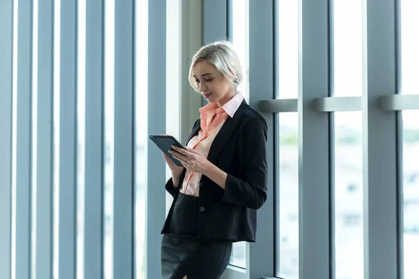 Business Women Using Tablet Computer Work Financial Data Modern Office — Stock Photo, Image