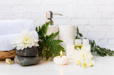 Güzellik masajı sağlık sağlığı. Beyaz çiçekli doğa mumu ve yaz zamanı için vücut kadınlarına spa Thai terapisi aromaterapisi. Yaşam tarzı ve kozmetik kavramı