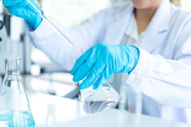 El bilim adamları hücre sağlığı ve araştırmacılar üzerinde çalışıyorlar damlatan kimyasal testler ve yaşam bilimi laboratuvarında çalışıyorlar..