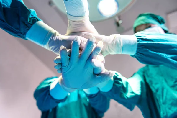 Cirujano Grupo Médico Uniendo Las Manos Antes Cirugía Del Paciente —  Fotos de Stock