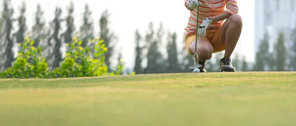 Close Golfbal Vrouw Zetten Golfbal Hole Tee Met Club Golfbaan — Stockfoto