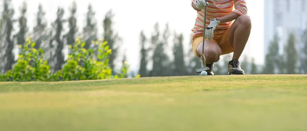 Close Golfový Míček Žena Uvedení Golfový Míček Jamce Tee Holí — Stock fotografie