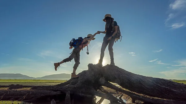 Grup Yürüyüşçüsü Kadın Arkadaşının Keresteye Tırmanmasına Yardım Ediyor Gezgin Takım — Stok fotoğraf