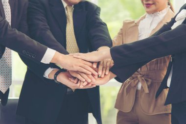 Takım çalışması başarısı. İş dünyasının yöneticileri takım çalışmasını izleyip ortaklarla iş yaptıktan sonra el ele tutuşmaktan memnuniyet duyar. İş Konsepti.