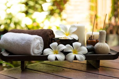 Tayland Spa 'sı. Sağlıklı yaşam ve rahatlama için masaj spa tedavisi aroması. Vücut tedavisi için Spa Plumeria çiçeği. Yaşam Tarzı Sağlıklı Kavram