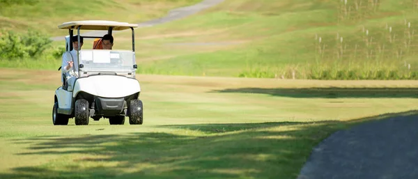 Golfista Bola Golfe Campo Golfe Grama Verde Pessoas Estilo Vida — Fotografia de Stock