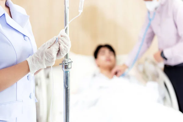 Sluit Het Medicijn Infuuszoutoplossing Arts Verpleegkundige Met Patiëntenbehandeling Het Ziekenhuis — Stockfoto