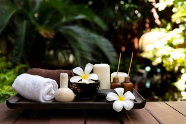 Tayland Spa 'sı. Sağlıklı yaşam ve rahatlama için masaj spa tedavisi aroması. Vücut tedavisi için Spa Plumeria çiçeği. Yaşam Tarzı Sağlıklı Kavram