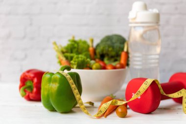 Diyet Sağlık Planı. Antrenman planlama. Spor aletleri egzersizi ve spor salonu geçmişi ile beslenme tarzı için taze salata.