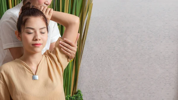 Tayland Masözü Spa Salonundaki Kadına Masaj Yapıyor Tayland Masajı Yaptıran — Stok fotoğraf
