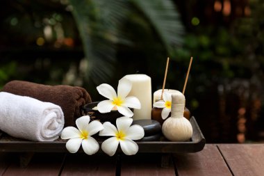 Tayland Spa 'sı. Sağlıklı yaşam ve rahatlama için masaj spa tedavisi aroması. Vücut tedavisi için Spa Plumeria çiçeği. Yaşam Tarzı Sağlıklı Kavram