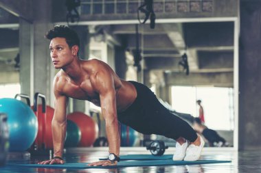 Çalışan kalas eğitimi için antrenör egzersizi ve vücut geliştirme için spor salonuna uygun. Fitness eğitmeni, spor yapıyor. Sağlıklı Spor Konsepti 