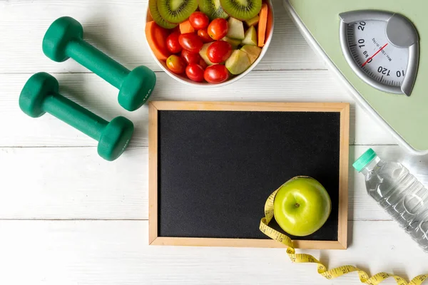 다이어트 연습과 운동을 샐러드와 건강에 사과를 곁들인 기구를 라이프 스타일 — 스톡 사진