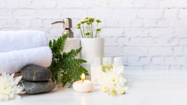 Güzellik masajı sağlık sağlığı. Beyaz çiçekli kadın için spa Thai terapisi aromaterapisi. Rahatlamak ve sağlıklı bakımı için doğa mumu. Yaşam tarzı ve kozmetik kavramı