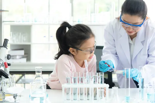Niños Asiáticos Analizando Estudio Evaluando Microscopio Con Científico Investigadores Salud — Foto de Stock