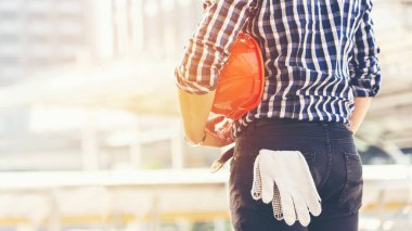 Mühendis müfettişi inşaat alanında. Şehir merkezindeki işçi güvenlik kontrolü için miğfer taşıyan mimar A 'yı kapatın. Endüstri ve Mühendis Kavramı