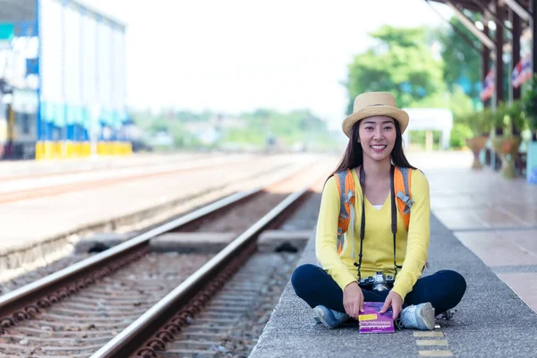 旅行者や観光アジアの若い女性のバックパックを保持マップを着て 電車を待っている 旅行のコンセプト — ストック写真