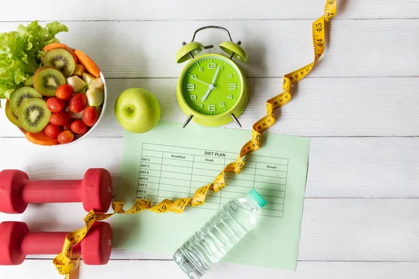 섭취는 운동을 시작하고 다이어트 계획을 세우기 운동을 건강에 샐러드 초록색 — 스톡 사진