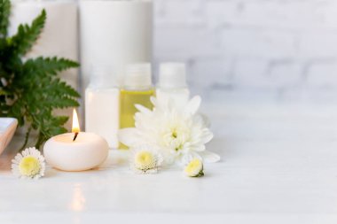 Güzellik masajı sağlık sağlığı. Beyaz çiçekli kadın için spa Thai terapisi aromaterapisi. Rahatlamak ve sağlıklı bakımı için doğa mumu. Yaşam tarzı ve kozmetik kavramı