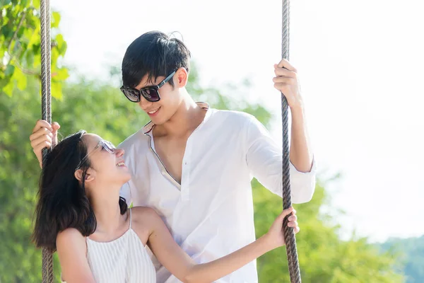Lächelnder Lebensstil Asiatische Paare Lieben Und Glücklich Auf Der Hängematte — Stockfoto