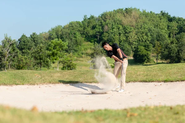 Asia Golfer Man Som Slår Sandfälla Golfbanan Ligger Sanden Hobby — Stockfoto