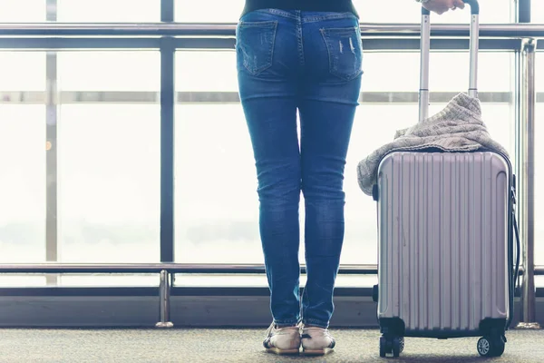 Feche Mãos Pessoas Segurando Bagagem Plano Mulher Negócios Mochila Ver — Fotografia de Stock