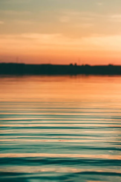 gün batımında suda ışık dalgaları