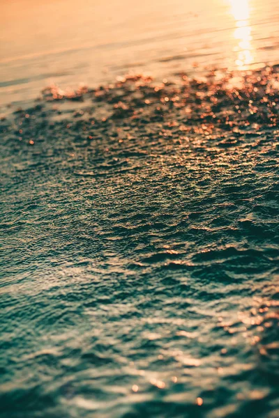 Wasseroberfläche Mit Tropfen Und Spritzern Sonnenuntergang Und Türkisfarbenem Wasser — Stockfoto