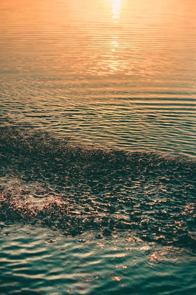 su yüzeyi ile damla ve gün batımı ve turkuaz su sıçramalarına