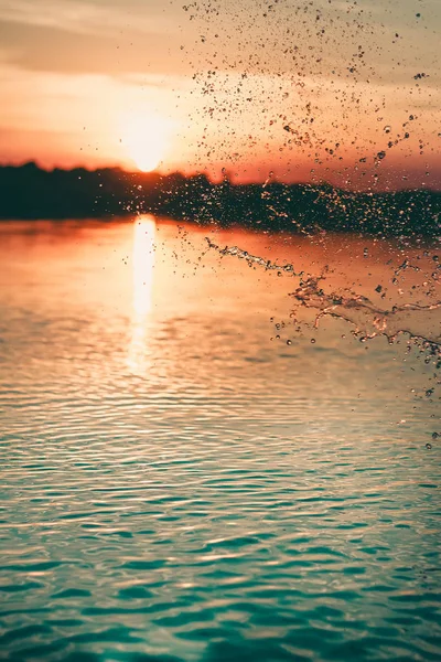 su yüzeyi ile damla ve gün batımı ve turkuaz su sıçramalarına