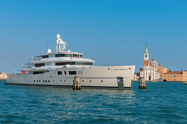 Mavi gökyüzü, Turkuaz su ve eski binalar karşı beyaz motorlu gemi