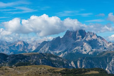 Dağ zirveleri ve bulutlu gökyüzü Yaylası görüntülemek