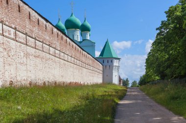 Toprak yol ve bir arka plan beyaz kulelerin ve tapınak ve mavi gök yeşil kubbe eski bir tuğla duvara
