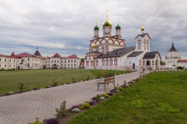 Taş yol ve tapınak ve manastır binaları çerçevede dövme tezgahları