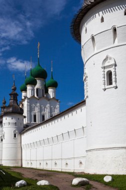 Beyaz Kale Duvarı ve yeşil kubbe ve mavi gökyüzü ile bir tapınağın bir arka plan üzerinde kuleleri