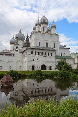 Parlak Tapınağı arka planda küçük bir göl sakin suda onun yansıması ve bulutlu gökyüzü gri kubbe ile karmaşık