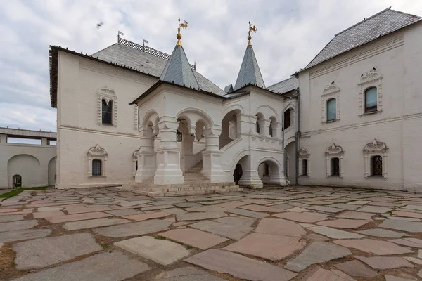 Taş döşeli alan üzerinde fırıldağı ile parlak iki katlı taş bir sundurma ile bina ve yüksek kubbeleri