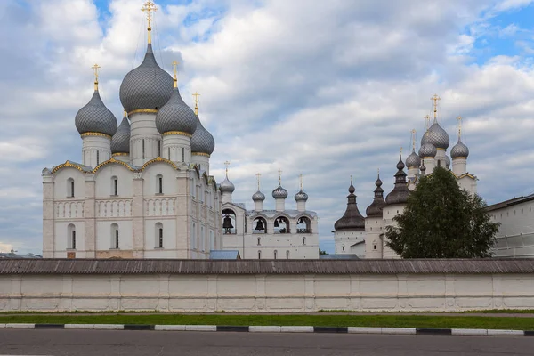 Kubbe ile yaldızlı haçlar tapınaklar ve çan kulesine çan bir bulutlu gökyüzü ve ön planda ahşap bir çatı ile taş çit karşı ile