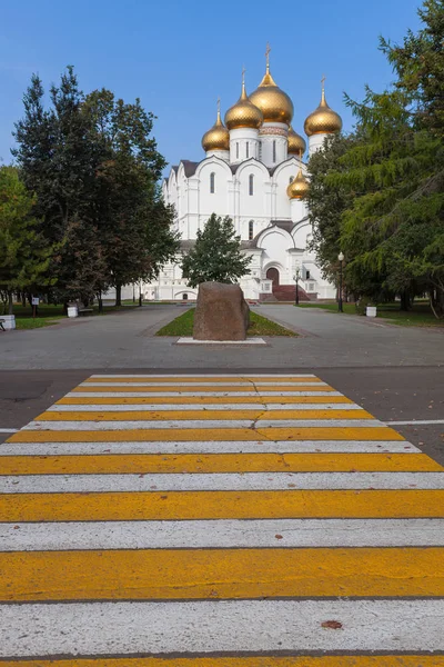 Cúpula Dourada Templo Branco Contra Céu Azul Uma Travessia Pedestre — Fotografia de Stock