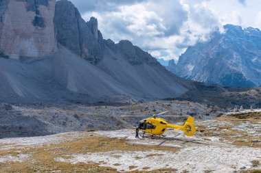 Bir mavi pus ve bulutlu gökyüzü yüksek rocky Dağları'nın zemin karşı sarı Helikopter Park