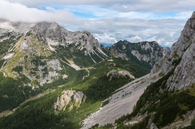 Dağ doruklarına mavi bulutlu gökyüzü karşı yükseklikten görüntülemek