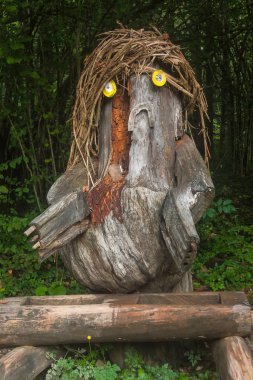 Sarı gözlü bir cin şeklinde eski güdük