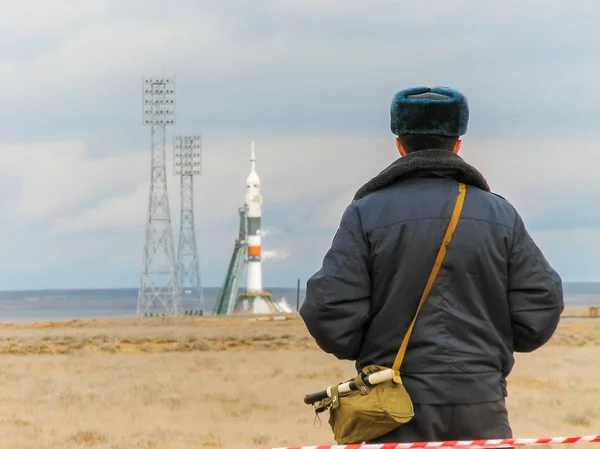 宇宙船打ち上げの準備のぼかした背景に非常線役員の背面 — ストック写真