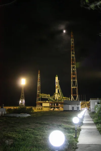 夜空と電気照明の背景に発射台の宇宙船 — ストック写真