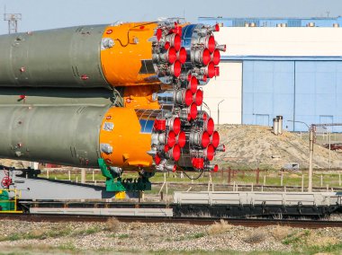 Uzay aracı yüksek bir hangar mavi kapısı karşı kuyruk