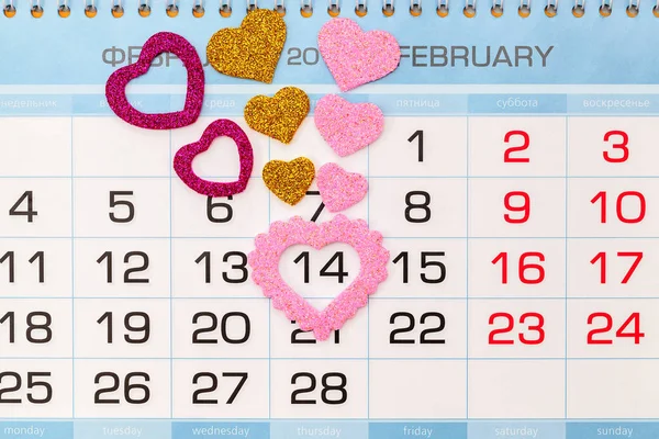 Corazones Decorativos Multicolores Sobre Fondo Hoja Calendario Febrero —  Fotos de Stock